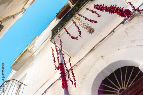 Peperoncino Aglio Cipolla e spezie stesi a essiccare tra le strade di Vieste borgo del Mediterraneo Gargano