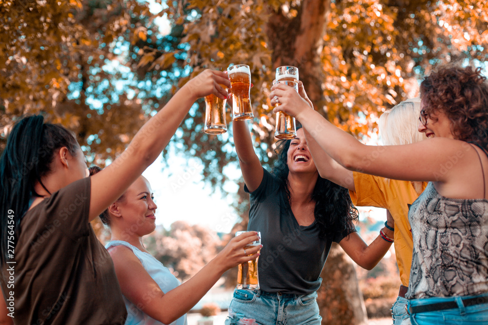 Happy group of best female friends drinking beer - Friendship concept with young female friends enjoying time and having genuine fun at outdoor nature ambient - obrazy, fototapety, plakaty 