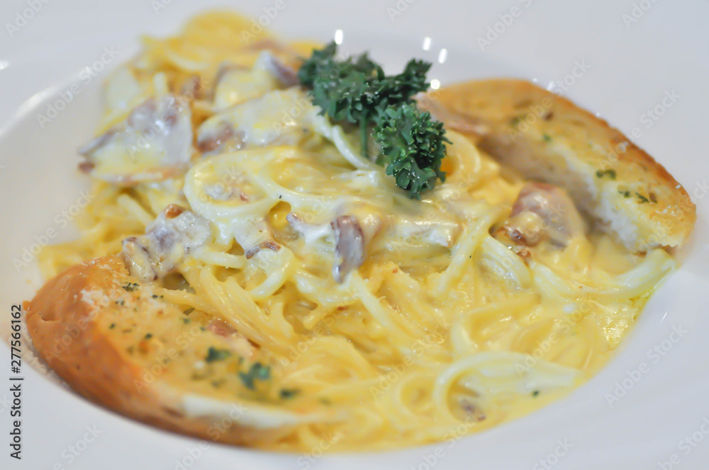 spaghetti or spaghetti carbonara spaghetti or spaghetti carbonara