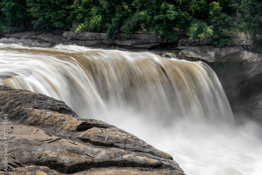 Obraz premium Brink of Cumberland Falls - Cieki Whitewater nad Cumberland Falls, dużym wodospadem w południowo-wschodnim Kentucky.