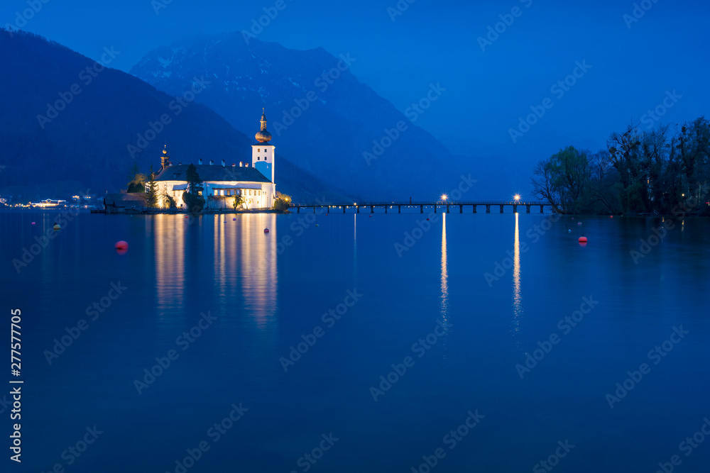 Φωτογραφία Schloss in Gmunden am Traunsee am Abend - Alpen in Österreich