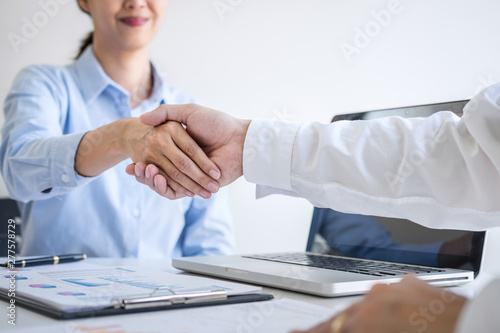 Foto Finishing up a meeting, Business handshake after discussing good deal of Trading