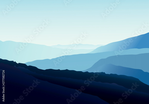Paisaje azulado de montañas que se difumina