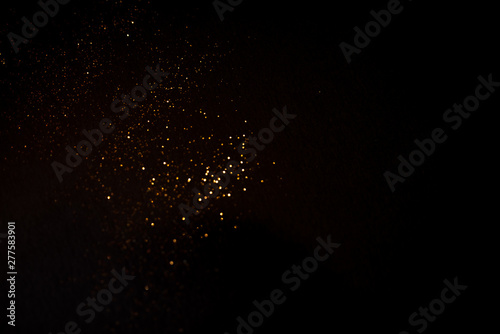 Złoty abstrakcjonistyczny bokeh na czarnym tle. Koncepcja wakacje