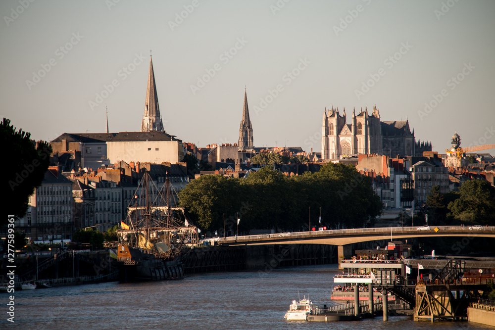 Front de la loire sur la ville de Nantes au couché du soleil Loire atlantique 