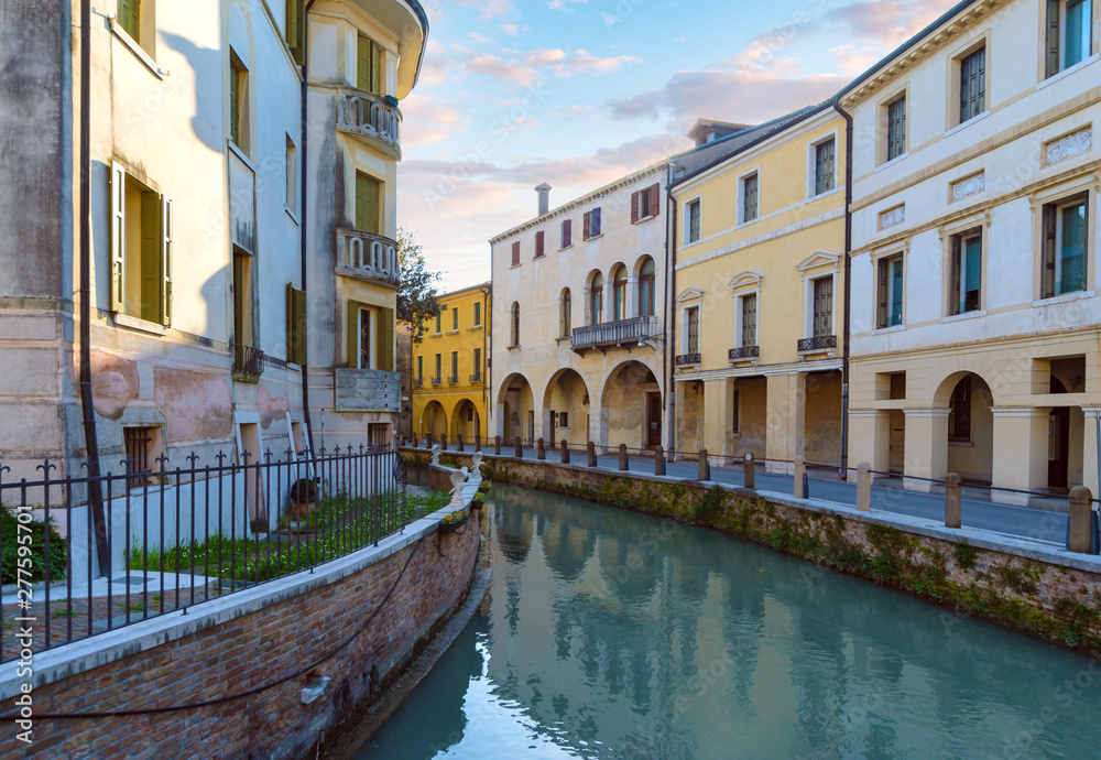 the green canal waters of Treviso. Evening foto.