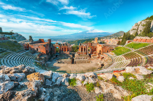 Fototapete Ruins of ancient Greek theater in Taormina and Etna volcano in the background