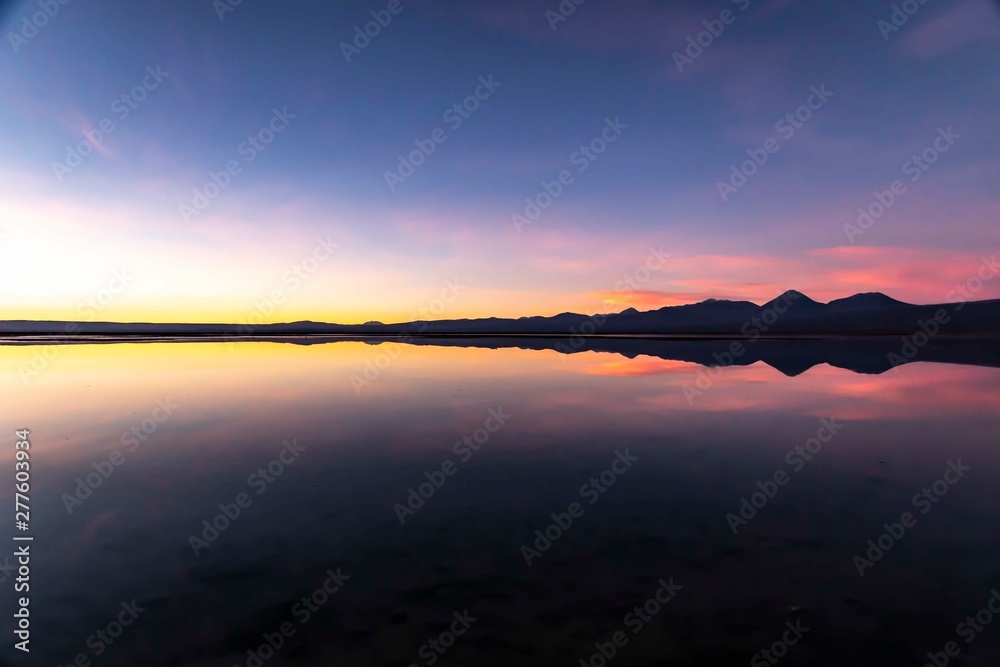 Tramonto sulla laguna Chaxa tra fenicotteri rosa e vulcani, San Pedro De Atacama, Cile