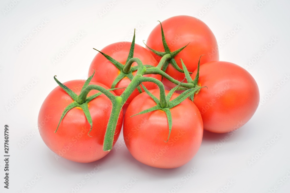 Rama de tomates rojos  recién cortada