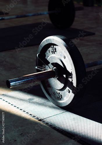 Fotografía Pesa color negro en el suelo de crossfit