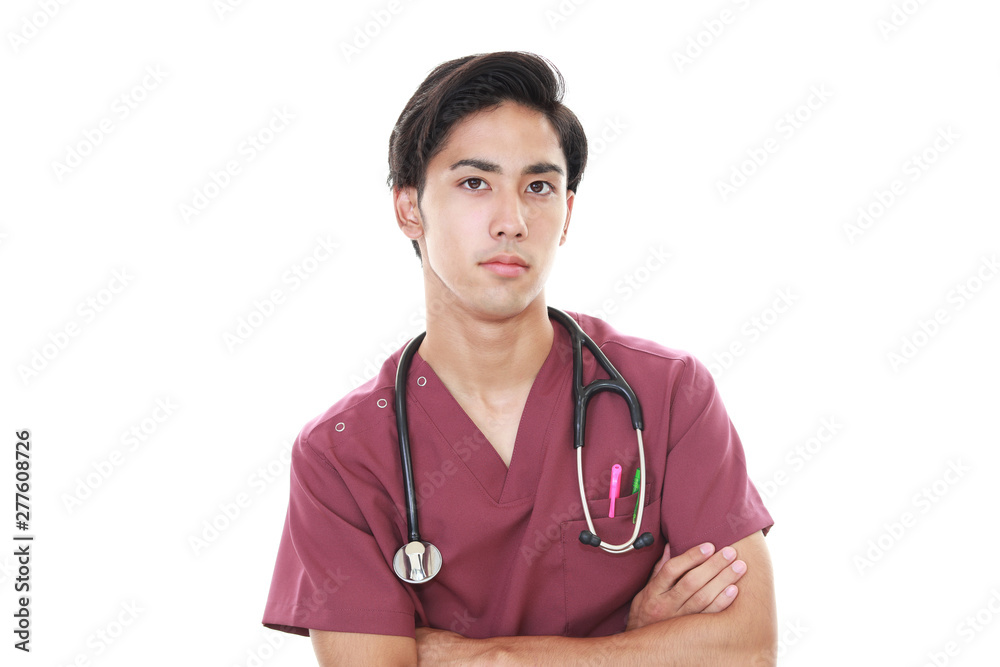 腕組をする医師