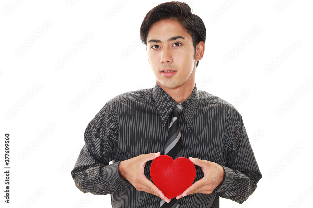 ハートマークを持つ笑顔の男性