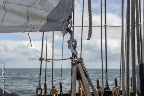 Fotografie Pulley block, dee shackle, hook and eye holding the sail of a historical sailing