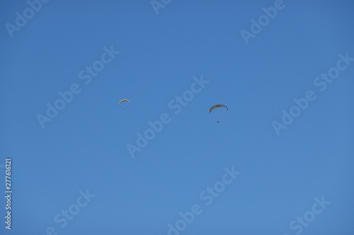 Gleitschirmflieger am Himmel photo