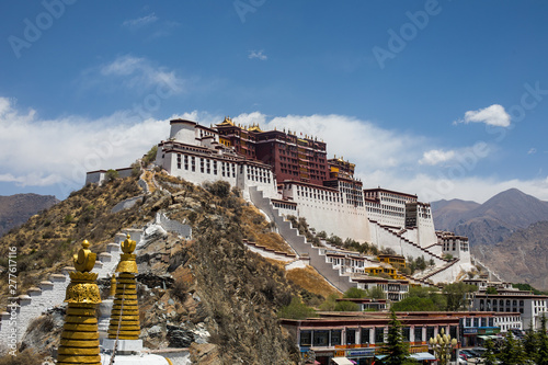 The Potala Palace in Lhasa, Tibet, the former residence of the Dalai Lama and a UNESCO World Heritage Site Fototapete