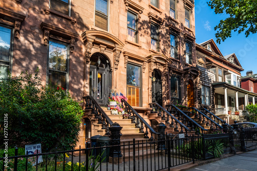 Canvastavla Scenic view of a classic Brooklyn brownstone block with a long facade and ornate