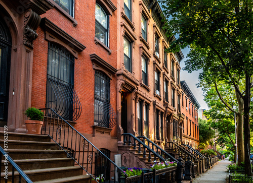 Canvastavla Scenic view of a classic Brooklyn brownstone block with a long facade and ornate