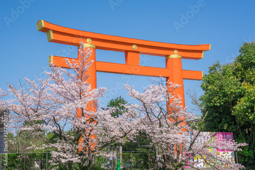 京都　平安神宮の大鳥居と桜 © Route16
