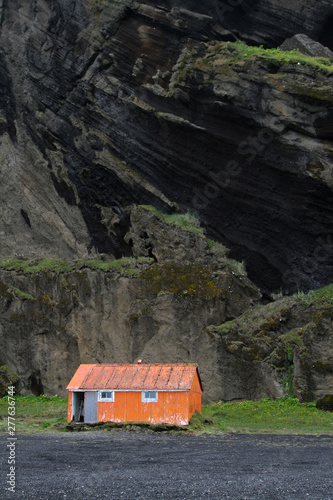 Hütte vor Felswand