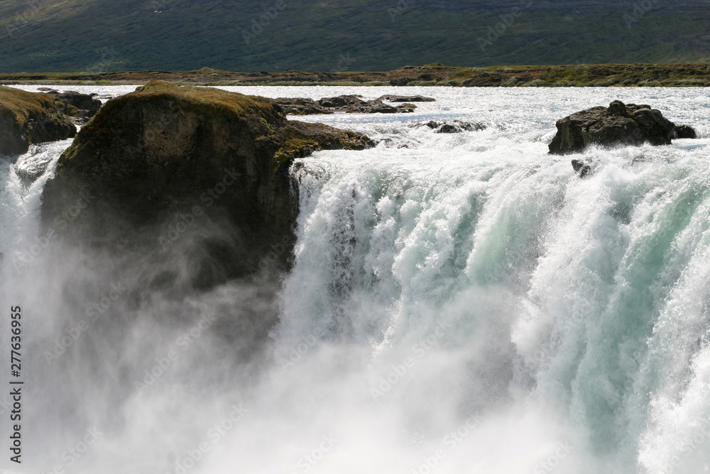 Wasserfall mit Gischt Wasserfall mit Gischt