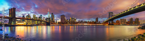 Fotografia Brooklyn bridge and Manhattan bridge after sunset, New York City