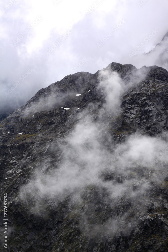 Nebel verdeckt Berggipfel