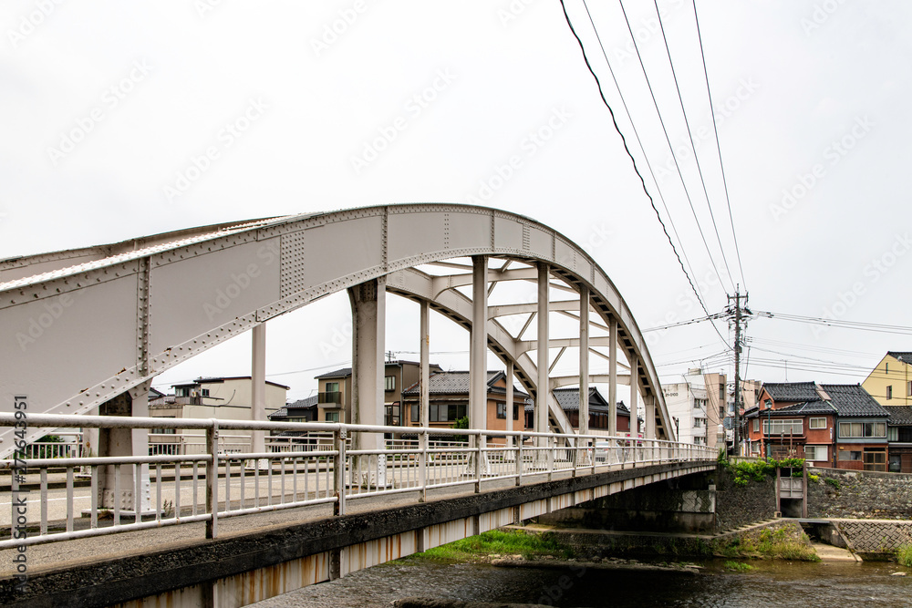 Obraz premium 古都の小さな鉄橋