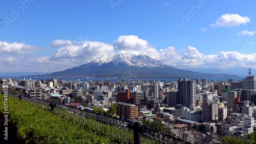 冠雪の桜島と鹿児島市の街並み