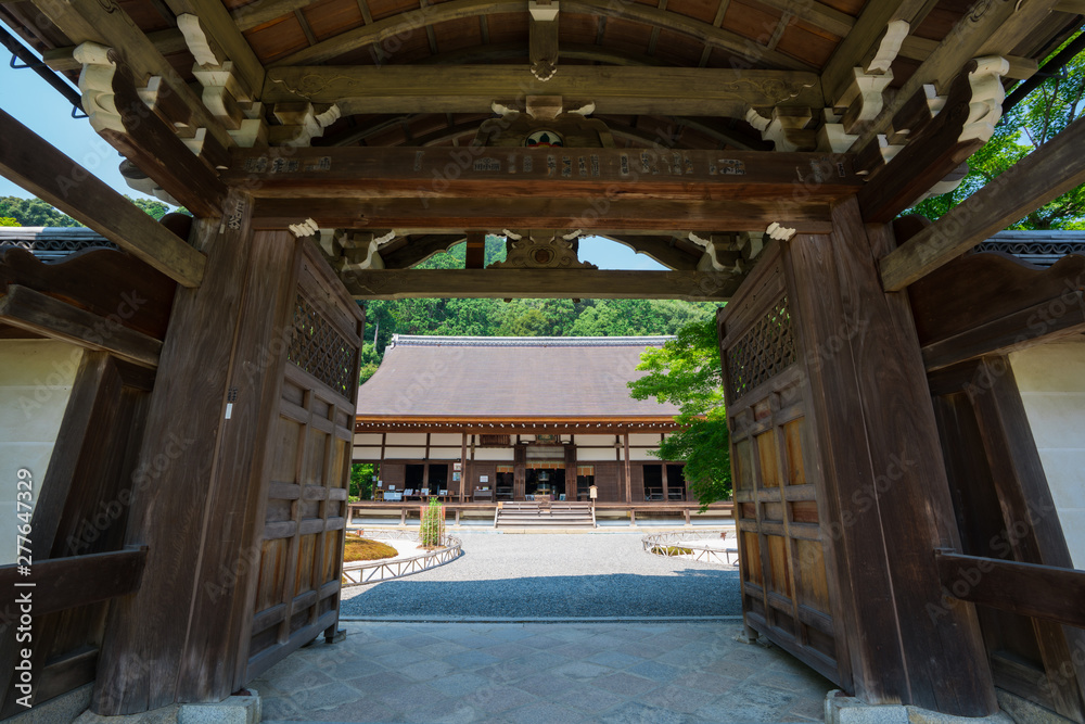 京都　二尊院の勅使門と本堂　夏