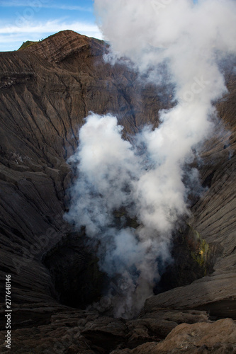 Blick in Vulkankrater von aktiven Vulkan Bromo mit Dampf und Rauch