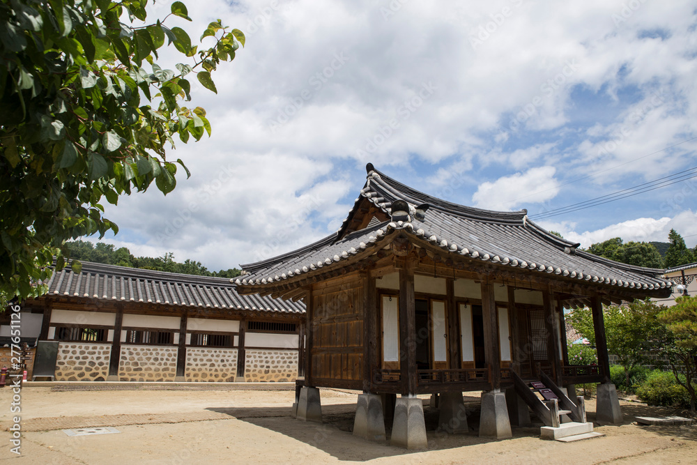 Harmony between Nature and Korean Traditional Houses, Hanok, in Korea Harmony between Nature and Korean Traditional Houses, Hanok, in Korea