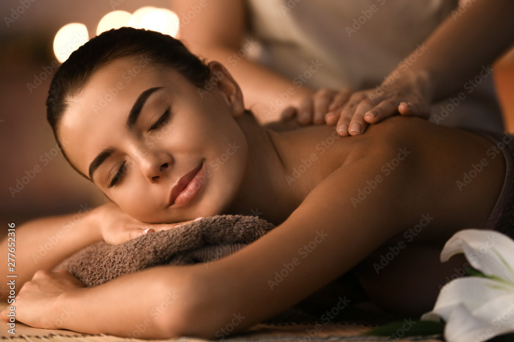 Photographie Beautiful young woman receiving massage in spa salon -  Acheter-le sur Europosters.fr