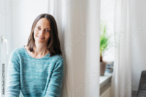 lächelnde frau am fenster Free Download lächelnde frau am fenster - GFXLoad