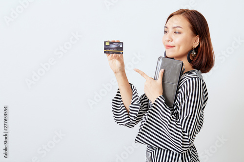 Asian woman womanbusiness presenting credit card photo