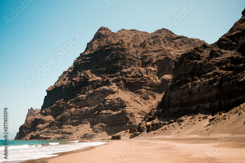 Obraz na płótnie scenic view of gui gui beach in gran canaria island in spain with spectacular mo