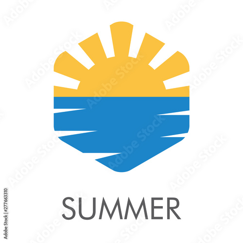 Logotipo con texto SUMMER con sol amarillo y mar azul en hexágono
