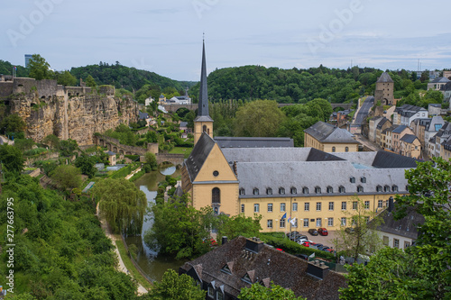 Blick auf die Abtei Neumünster in der Unterstadt von Luxemburgmit den Kasemattenim Hintergrund