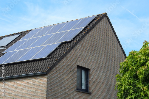 Sonnenenergie: Einfamilienhaus mit Solaranlage © finecki