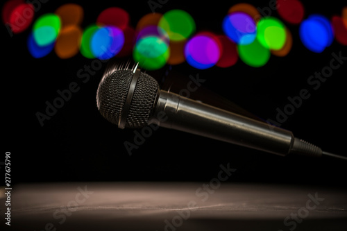 Fotografía Mic Drop! A microphone falling onto a stage floor.