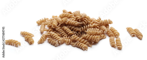 Fotografi pile integral wholemeal pasta fusilli isolated  on white