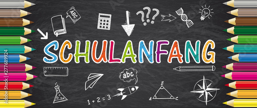 Kreidetafel mit Buntstiften für den Schulanfang