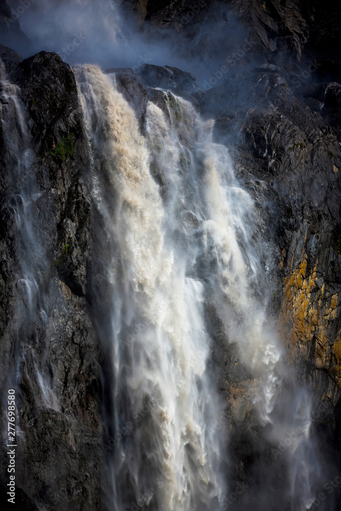 Wasserfall am Cirque de Gavarnie in den Hautes-Pyrénées Frankreich Wasserfall am Cirque de Gavarnie in den Hautes-Pyrénées Frankreich