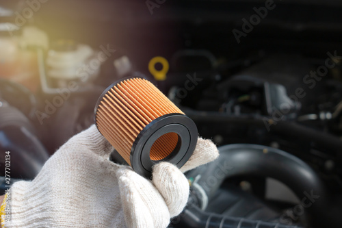 Schilderij op canvas Car mechanic replace the fuel filter