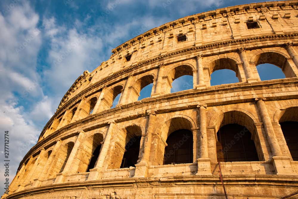 Fototapeta premium Coliseo Romano en Italia, destino tusistico mundial.