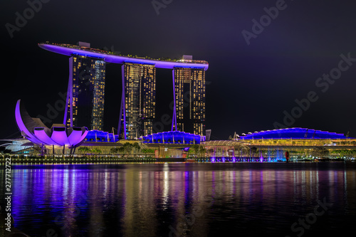 Singapur bei bei Nacht Skyline mit Wasser
