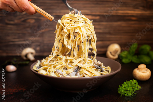 Tableau sur toile Homemade Italian fettuccine pasta with mushrooms and cream sauce (Fettuccine al Funghi Porcini)