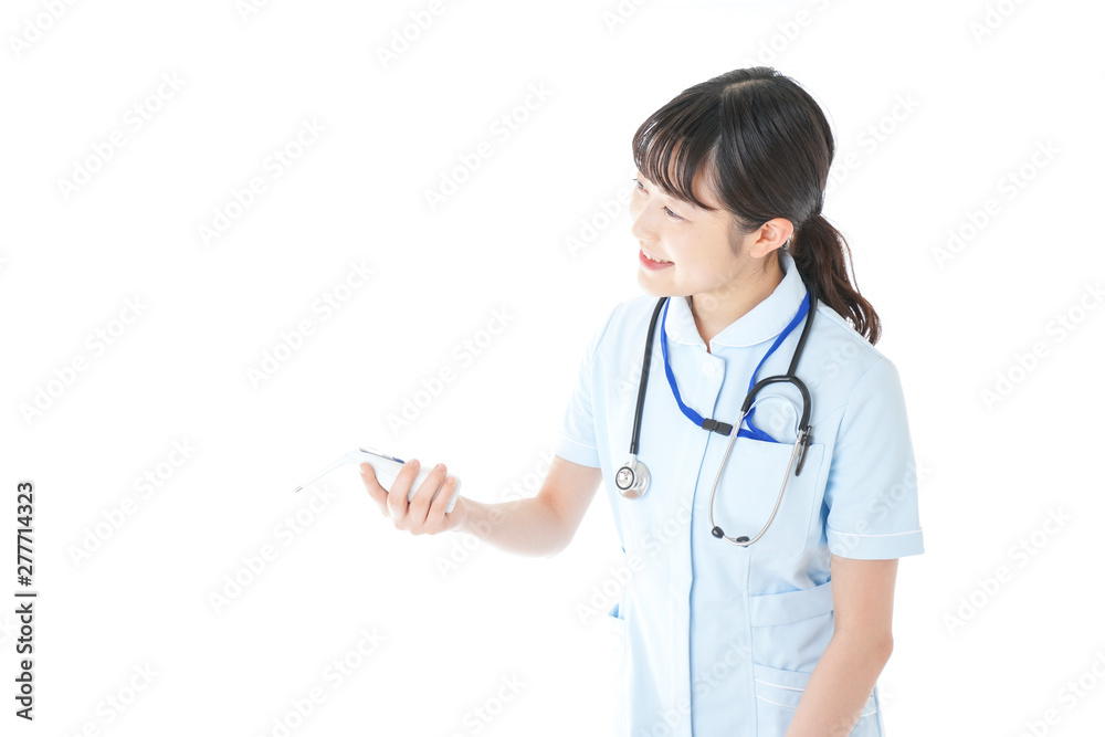 体温の計測をする看護師 体温の計測をする看護師
