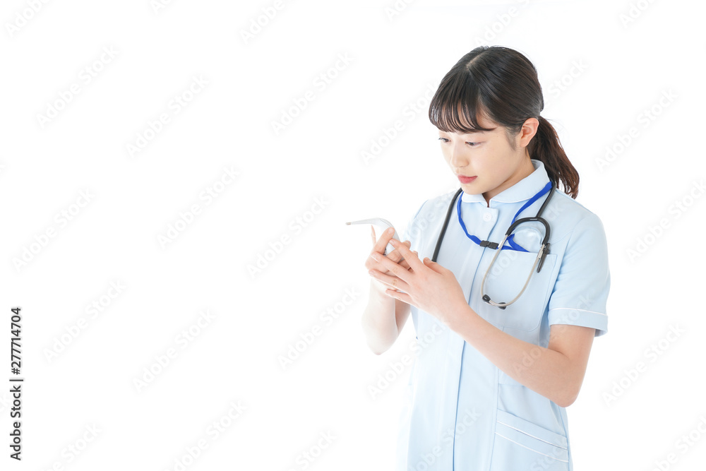 体温の計測をする看護師 体温の計測をする看護師