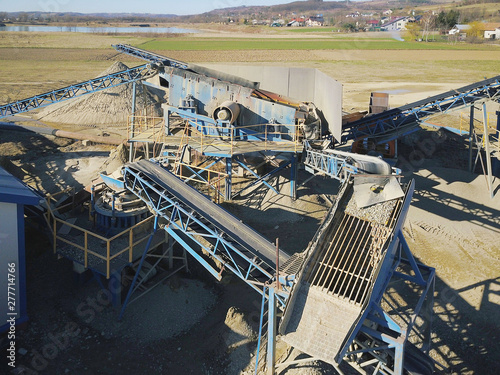 Elements of equipment for the extraction and sorting of rubble. Production of construction materials. Metal construction for working with stone and rocks. Slag of gravel under the conveyor belt