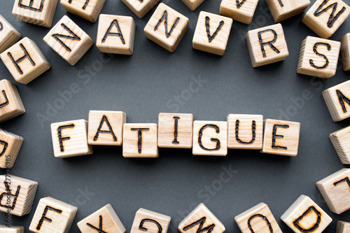 Foto word fatigue composed of wooden cubes with letters, weakness extremely tired con